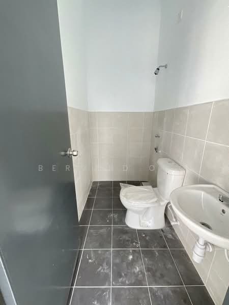 2-storey Terraced House for Sale in Taman Scientex Rawang (Rawang) - Bernard Ong - Bathroom - PropertyGuru.com.my