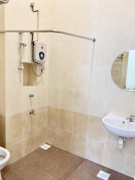 Bungalow for Sale in Taman Mount Austin (Tebrau) - Yik Tat - Bathroom - PropertyGuru.com.my