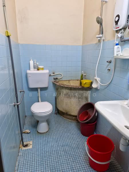 1-storey Terraced House for Sale in Taman Mawar (Bandar Kinrara) - Bryan Cho - Bathroom - PropertyGuru.com.my