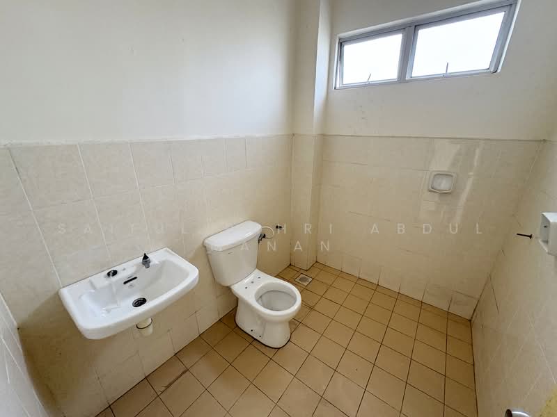Semi-Detached House for Sale in Bandar Baru Salak Tinggi (Sepang) - Saiful Bahri Abdul Manan - Bathroom - PropertyGuru.com.my