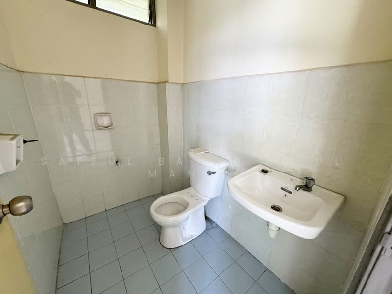 Semi-Detached House for Sale in Bandar Baru Salak Tinggi (Sepang) - Saiful Bahri Abdul Manan - Bathroom - PropertyGuru.com.my