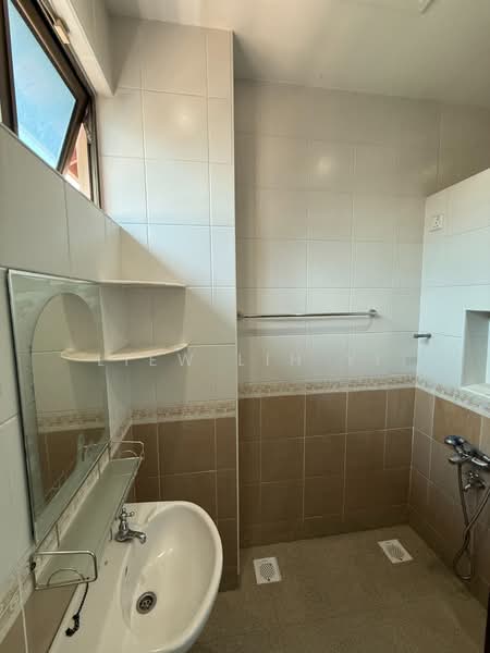 Semi-Detached House for Sale in Taman Sutera Utama (Skudai) - Liew Lih Yi - Bathroom - PropertyGuru.com.my