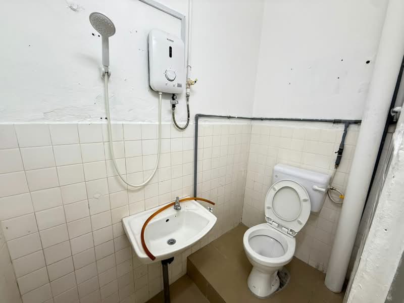 Taman Bukit Beruang untuk Untuk Disewa - RM 1,200 /bulan, Mac 2026 - Bathroom - PropertyGuru.com.my