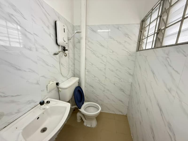Taman Bukit Beruang untuk Untuk Disewa - RM 1,200 /bulan, Mac 2026 - Bathroom - PropertyGuru.com.my