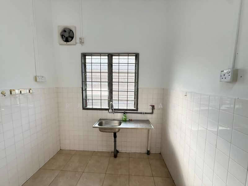 Taman Bukit Beruang untuk Untuk Disewa - RM 1,200 /bulan, Mac 2026 - Kitchen - PropertyGuru.com.my