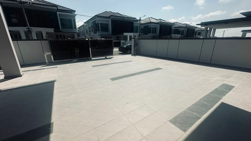 Cluster House for Sale in Taman Tasik Indah (Kluang) - Shanel Tee - Exterior - PropertyGuru.com.my