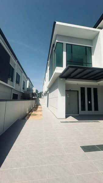 Cluster House for Sale in Taman Tasik Indah (Kluang) - Shanel Tee - Exterior - PropertyGuru.com.my