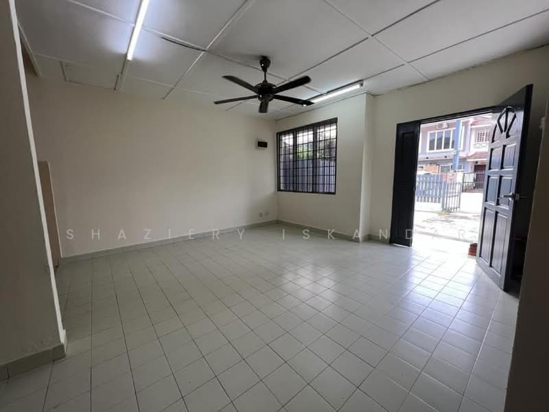 1.5-storey Terraced House for Sale in Seksyen 7 (Kota Damansara) - Shaziery Iskandar - Living Room - PropertyGuru.com.my