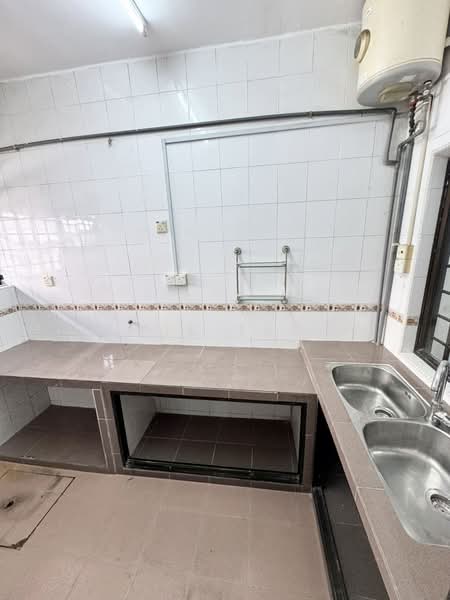 2-storey Terraced House for Sale in Taman Mount Austin (Tebrau) - Yik Tat - Kitchen - PropertyGuru.com.my