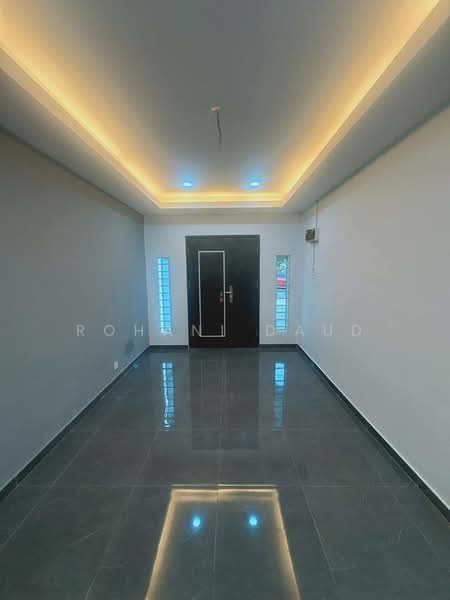1-storey Terraced House for Sale in Semenyih (Selangor) - Rohani Daud - Entrance - PropertyGuru.com.my