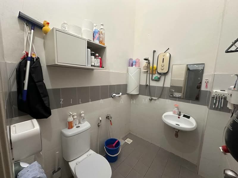 Semi-Detached House for Sale in Taman Indah Puteri (Sepang) - Zilla Ahmad - Bathroom - PropertyGuru.com.my