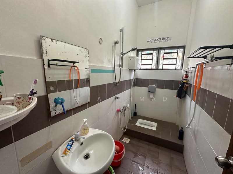 Semi-Detached House for Sale in Taman Indah Puteri (Sepang) - Zilla Ahmad - Bathroom - PropertyGuru.com.my