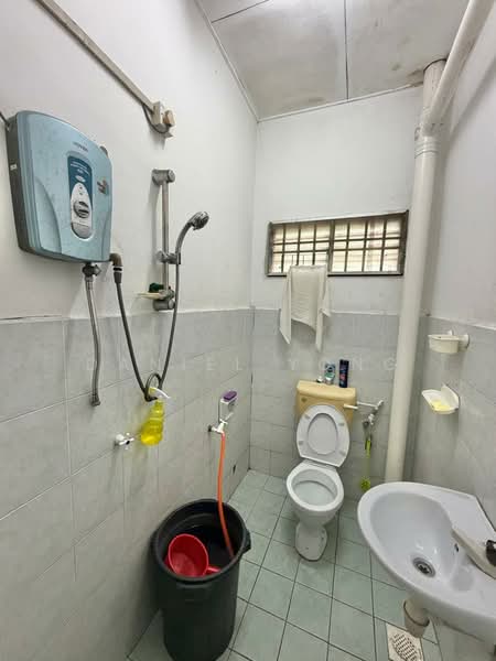 2-storey Terraced House for Sale in Taman Scientex Pasir Gudang (Pasir Gudang) - Daniel Yong - Bathroom - PropertyGuru.com.my