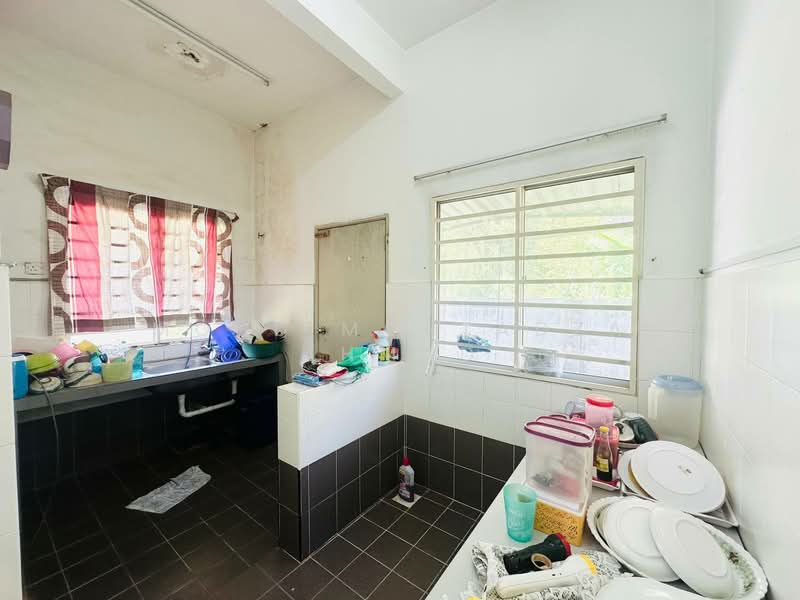 Semi-Detached House for Sale in Taman Indah Klia (Sepang) - Mohd Mortadza Ahmad - Kitchen - PropertyGuru.com.my