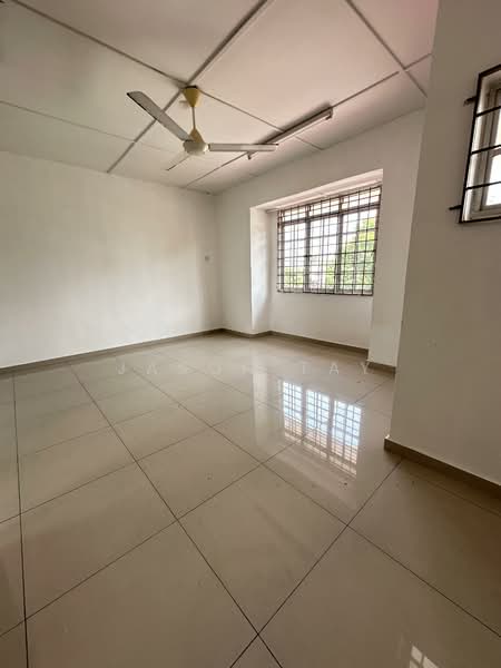 2-storey Terraced House for Sale in Taman Merdeka (Batu Berendam) - Jason Tay - Master Bedroom - PropertyGuru.com.my