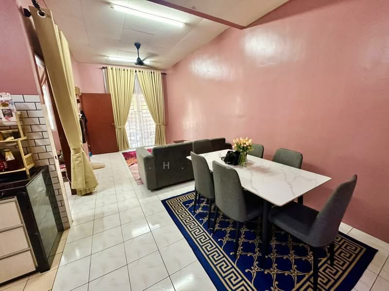Bandar Puteri Jaya untuk Untuk Dijual - RM 250,000, Mac 2026 - Living Room - PropertyGuru.com.my