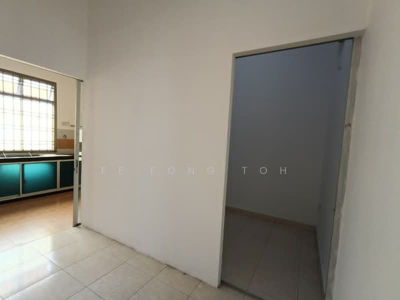 Rumah Teres 1 Tingkat untuk Dijual di Taman Kempas Indah (Tebrau) - Ee Fong Toh - Kitchen - PropertyGuru.com.my