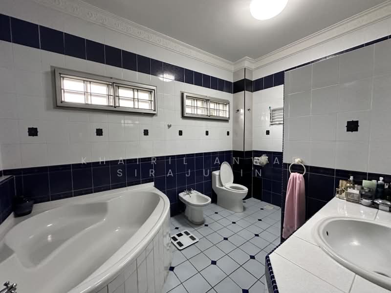 Rumah Banglo untuk Dijual di Kampung Datuk Keramat (Keramat) - Khairil Anwar Sirajudin - Bathroom - PropertyGuru.com.my