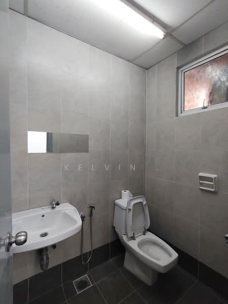 Shop / Office for Rent in Kota Damansara (Selangor) - Kelvin . - Bathroom - PropertyGuru.com.my