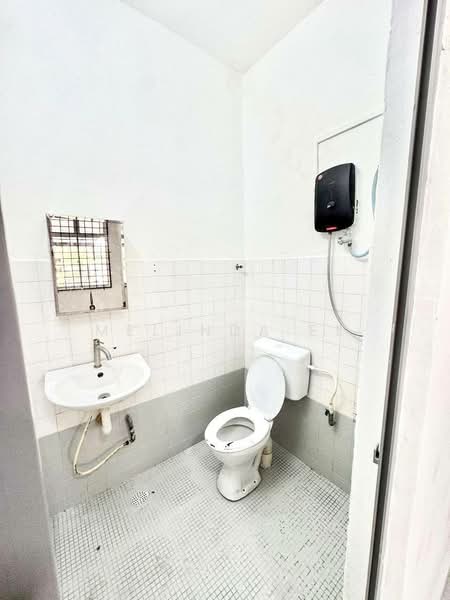 1-storey Terraced House for Sale in Taman Universiti (Skudai) - Melinda Ee - Bathroom - PropertyGuru.com.my