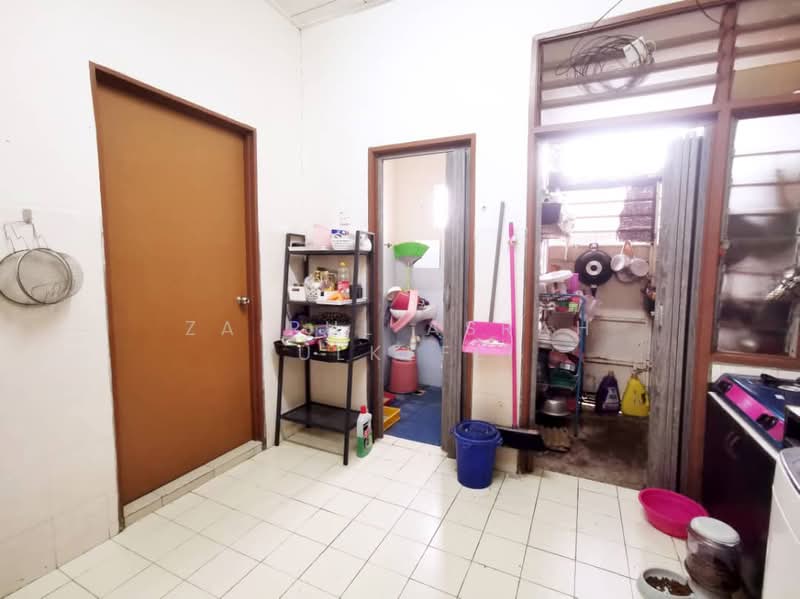 1-storey Terraced House for Sale in Seri Kembangan (Selangor) - Zairul Asrah Zulkefli - Kitchen - PropertyGuru.com.my