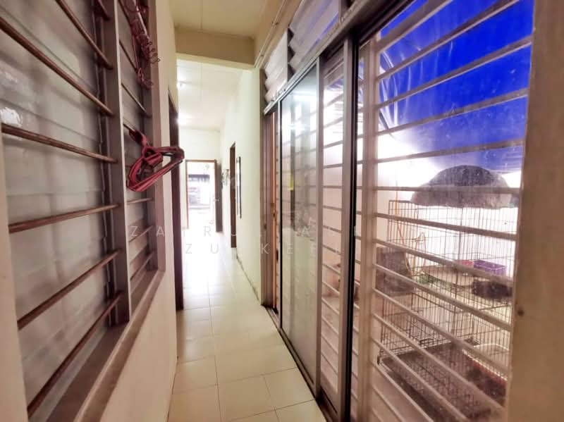 1-storey Terraced House for Sale in Seri Kembangan (Selangor) - Zairul Asrah Zulkefli - Corridor - PropertyGuru.com.my