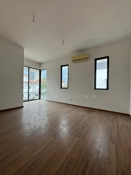 Semi-Detached House for Sale in Taman Bukit Serdang (Seri Kembangan) - Siew Lynn - Living Room - PropertyGuru.com.my