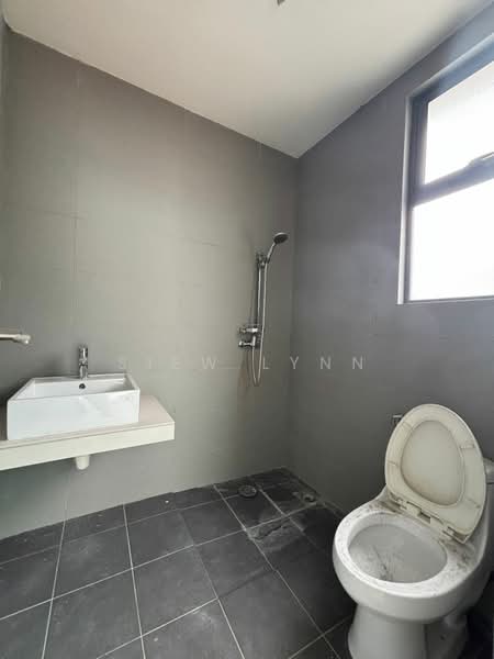 Semi-Detached House for Sale in Taman Bukit Serdang (Seri Kembangan) - Siew Lynn - Bathroom - PropertyGuru.com.my