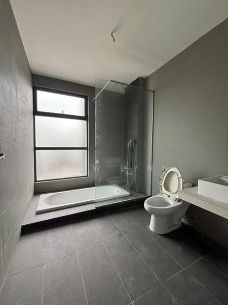 Semi-Detached House for Sale in Taman Bukit Serdang (Seri Kembangan) - Siew Lynn - Bathroom - PropertyGuru.com.my