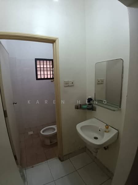 1-storey Terraced House for Sale in Tampoi (Johor) - Karen Heng - Bathroom - PropertyGuru.com.my