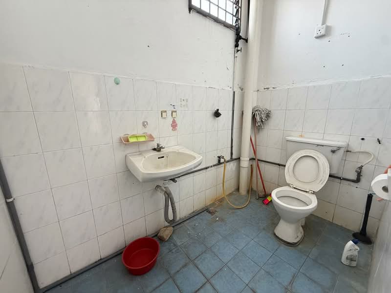 Factory for Rent in Seberang Perai (Penang) - YY Law - Bathroom - PropertyGuru.com.my