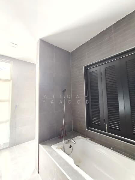 Semi-Detached House for Sale in Seksyen U10 (Shah Alam) - Atiqah Yaacob - Bathroom - PropertyGuru.com.my
