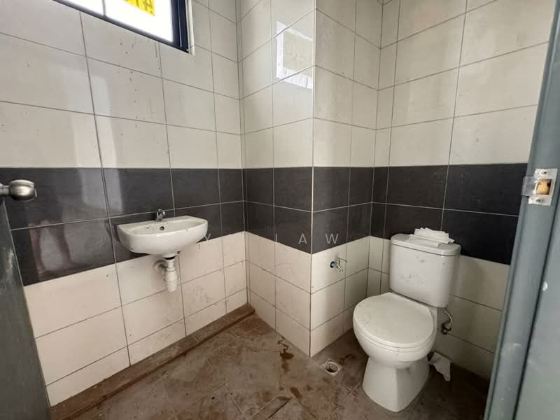 Shop for Rent in Perai (Penang) - YY Law - Bathroom - PropertyGuru.com.my
