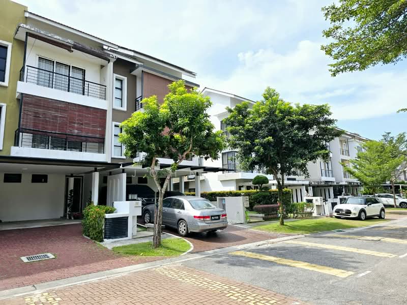 Lake Edge Puchong 2.5 Storey House For Sale 22x100 untuk Untuk Dijual - RM 1,500,000, Mac 2026 - Exterior - PropertyGuru.com.my