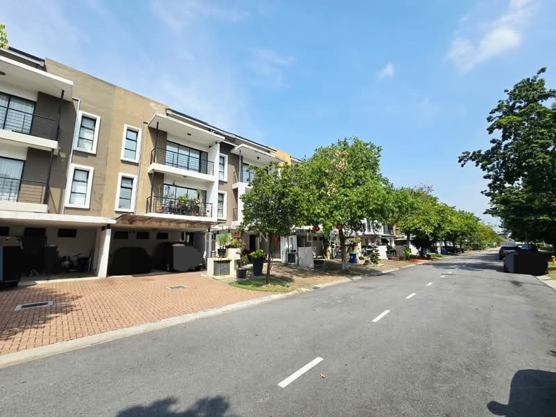 Lake Edge Puchong 2.5 Storey House For Sale 22x100 untuk Untuk Dijual - RM 1,500,000, Mac 2026 - Exterior - PropertyGuru.com.my