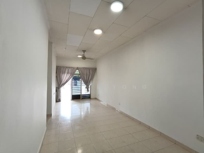 1-storey Terraced House for Sale in Taman Kempas Indah (Tebrau) - Daniel Yong - Living Room - PropertyGuru.com.my