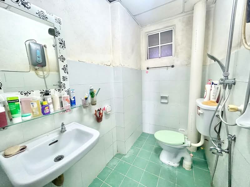 Service Residence for Rent at Serdang Skyvillas (Serdang Perdana) - Basri Munir - Bathroom - PropertyGuru.com.my