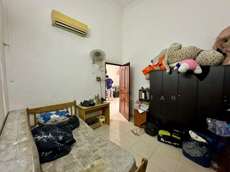 1-storey Terraced House for Sale in Taman Johor Jaya (Johor Bahru) - Jun Xiong Tan - Bedroom - PropertyGuru.com.my