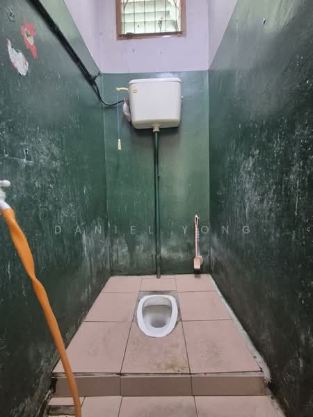 1-storey Terraced House for Sale in Taman Universiti (Skudai) - Daniel Yong - Bathroom - PropertyGuru.com.my