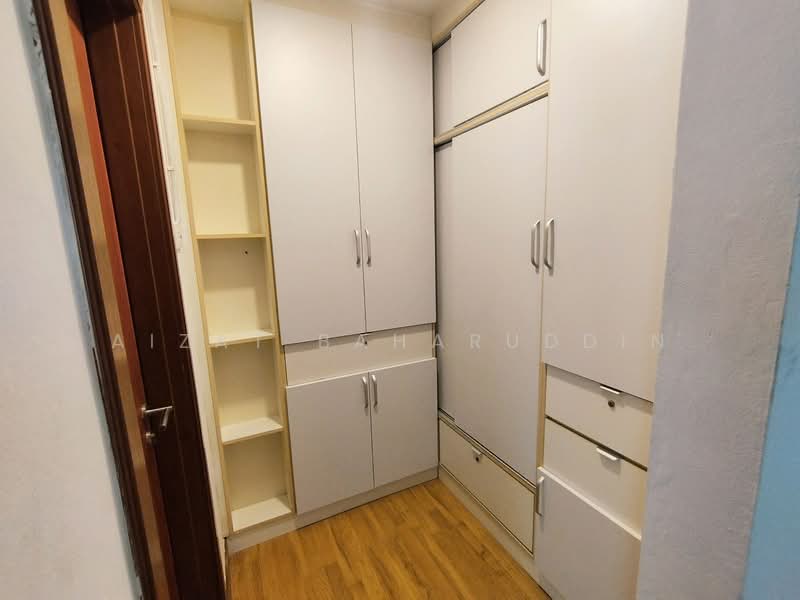 Townhouse for Rent in Ampang (Kuala Lumpur) - Muhamad Aizat Bin Baharuddin - Walk-in Wardrobe - PropertyGuru.com.my