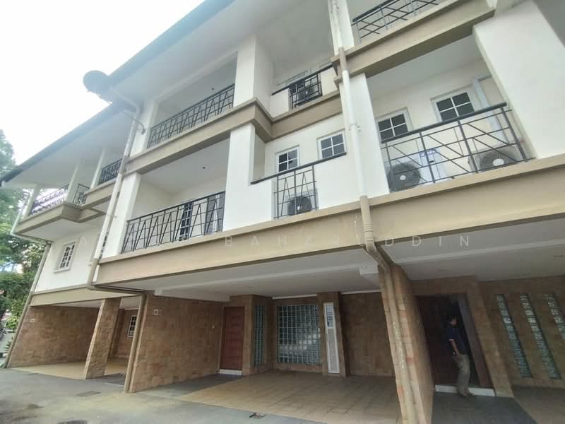 Townhouse for Rent in Ampang (Kuala Lumpur) - Muhamad Aizat Bin Baharuddin - Car Porch - PropertyGuru.com.my