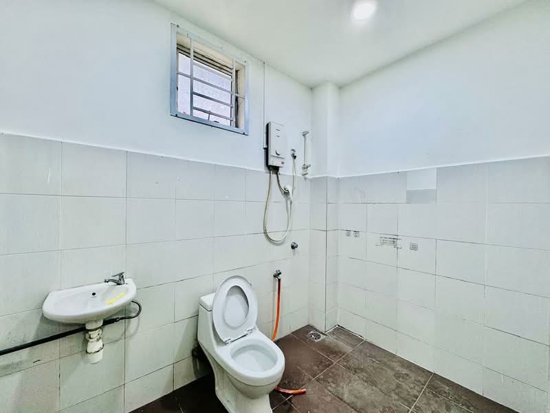 1.5-storey Terraced House for Sale in Skudai (Johor) - Tammy Chin - Bathroom - PropertyGuru.com.my