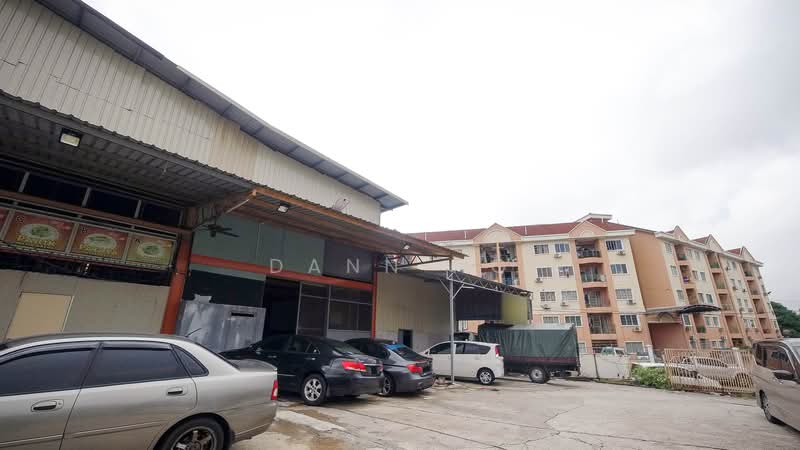 Shop for Rent in Seri Kembangan (Selangor) - Dann Ng - Exterior - PropertyGuru.com.my