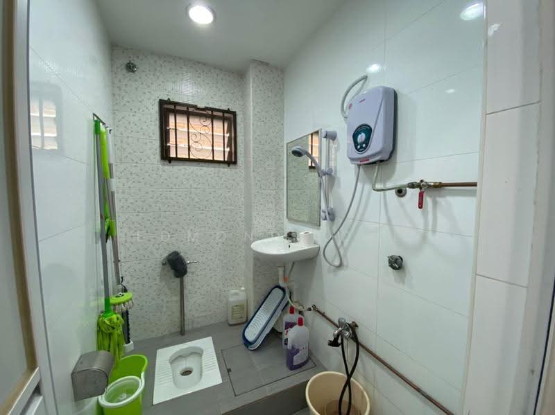 3-storey Terraced House for Sale in Prima Selayang (Selayang) - Edmond Loke - Bathroom - PropertyGuru.com.my