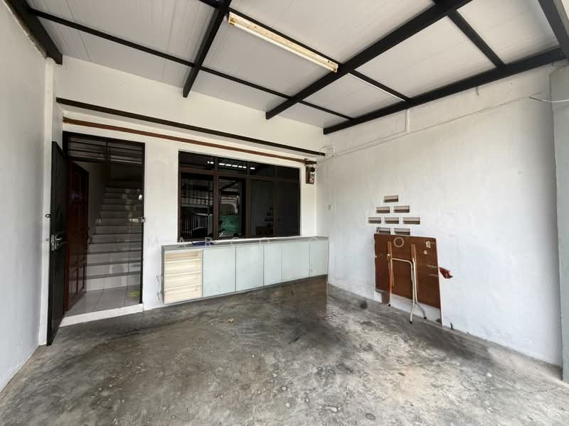 Jalan Teratai, Taman Johor Jaya untuk Untuk Disewa - RM 1,400 /bulan, Apr 2026 - Entrance - PropertyGuru.com.my