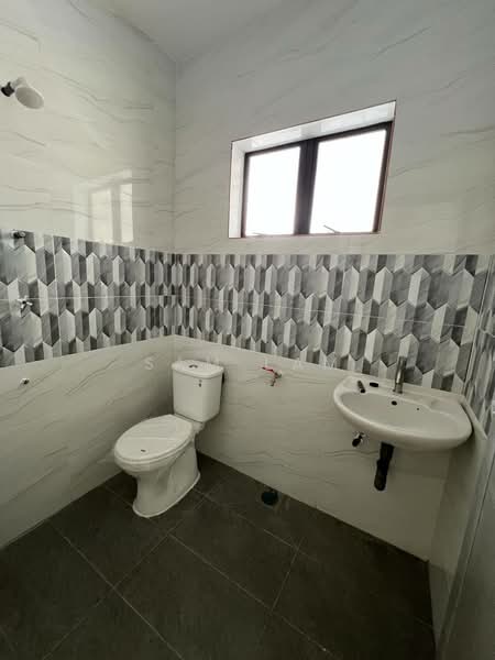 Taman Pengkalan Barat untuk Untuk Dijual - RM 428,000, Apr 2026 - Bathroom - PropertyGuru.com.my