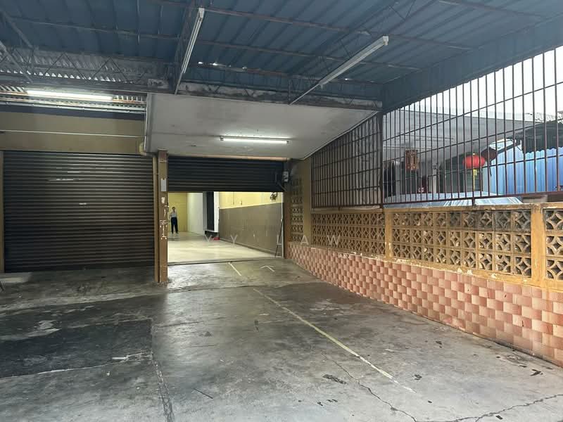 Shop for Rent in Jelutong (Penang) - YY Law - Exterior - PropertyGuru.com.my