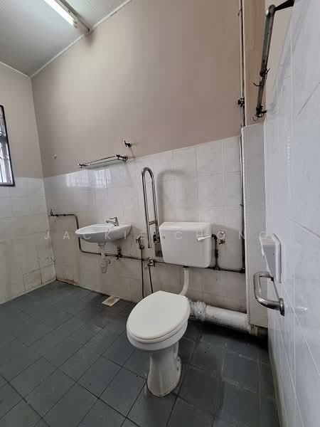 Rumah Teres 2 Tingkat untuk Disewa di Taman Overseas Union (Taman Oug) (Jalan Klang Lama (Old Klang Road)) - Jackie Chong - Bathroom - PropertyGuru.com.my