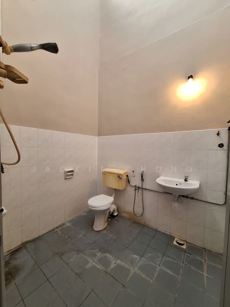 Rumah Teres 2 Tingkat untuk Disewa di Taman Overseas Union (Taman Oug) (Jalan Klang Lama (Old Klang Road)) - Jackie Chong - Bathroom - PropertyGuru.com.my
