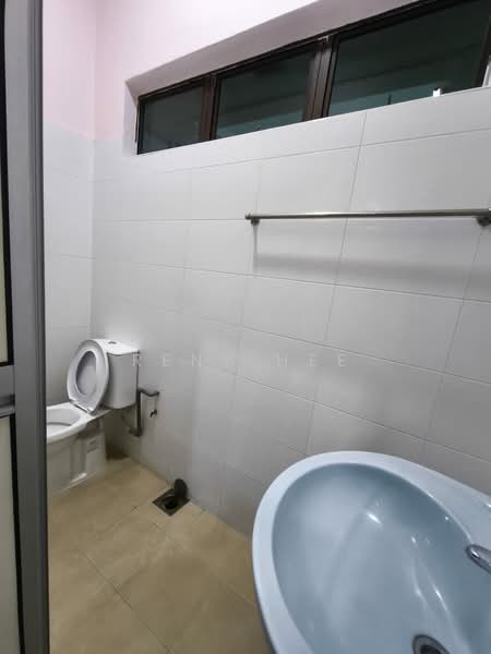 1-storey Terraced House for Rent in Taman Pelangi (Johor Bahru) - Reny Hee - Bathroom - PropertyGuru.com.my